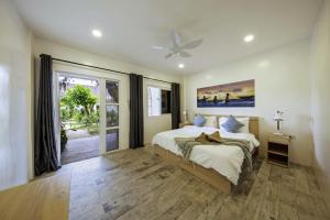 Rúm í herbergi á Ocean Vida Beach and Dive Resort