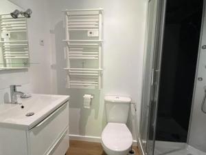 y baño blanco con aseo y ducha. en Maison La Brée-les-Bains, 4 pièces, 6 personnes - FR-1-246A-156, en La Brée-les-Bains