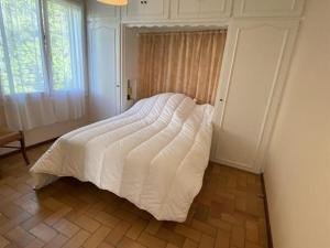 1 dormitorio con 1 cama grande con sábanas blancas en Maison La Brée-les-Bains, 4 pièces, 6 personnes - FR-1-246A-156, en La Brée-les-Bains