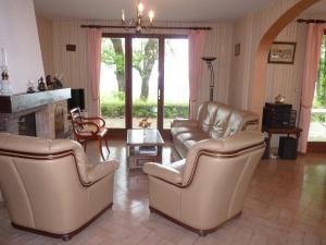 sala de estar con sillas de cuero y chimenea en Maison Aix-les-Bains, 5 pièces, 6 personnes - FR-1-555-71, en Aix-les-Bains