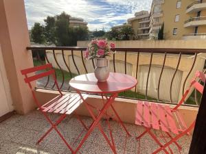 Balkón alebo terasa v ubytovaní Appartement 3 pièces, 6 couchages, parking, proche plage et commerces, Fréjus - FR-1-226A-152