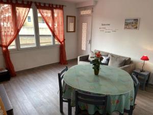 Posedenie v ubytovaní Appartement 3 pièces, 6 couchages, parking, proche plage et commerces, Fréjus - FR-1-226A-152
