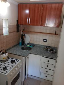 una pequeña cocina con fogones y fregadero en Apartamento 2 amb, Punta Mogotes en Mar del Plata