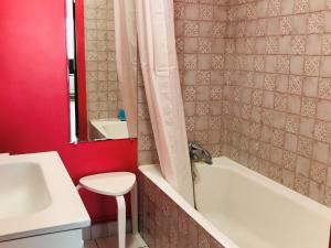 Kúpeľňa v ubytovaní T1 Bis confortable, animaux acceptés, balcon, parking inclus - FR-1-555-76