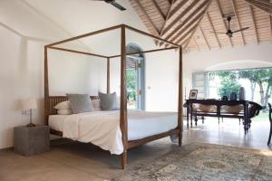 Ένα ή περισσότερα κρεβάτια σε δωμάτιο στο Plantation, an eco chic villa, Weligama +29 φωτογραφίες