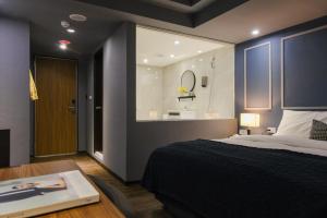 Postel nebo postele na pokoji v ubytování Giant Rich Hotel