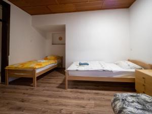 2 Einzelbetten in einem Zimmer mit einer Wand in der Unterkunft Kiara 7 in Jesenice