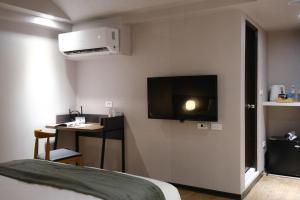 TV a/nebo společenská místnost v ubytování Giant Rich Hotel
