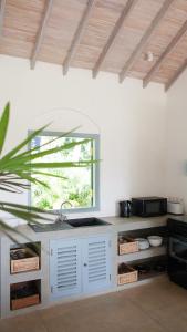 Η κουζίνα ή μικρή κουζίνα στο Plantation, an eco chic villa, Weligama