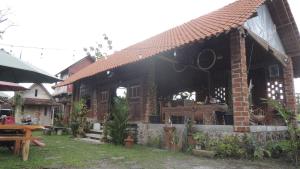 ein kleines Haus mit Backstein in der Unterkunft Omah Rumba Bata in Ngemplak