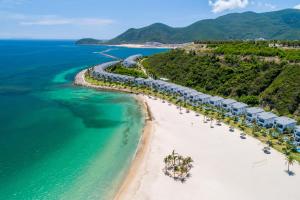 eine Luftaufnahme eines Strandes mit einem Resort in der Unterkunft Vinpearl Resort Nha Trang in Nha Trang