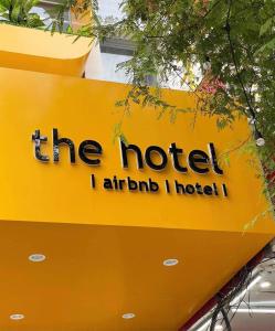 um sinal amarelo que lê o hotel no meio de iiod em The Hotel Nicecy em Ho Chi Minh