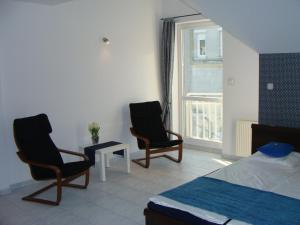 ソポトにあるAqua1000のベッドルーム1室(椅子2脚、ベッド1台、窓付)