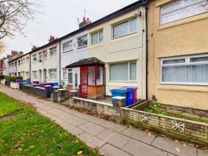 una fila de casas con puertas rojas en una calle en 2BD City Centre Flat nr Anfield Stadium Liverpool, en Liverpool