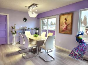 uma sala de jantar com uma mesa e um papagaio na parede em private single room in a house em Richmond