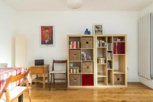 um quarto com uma prateleira cheia de livros em Super 1BD Garden Flat Islington London em Londres