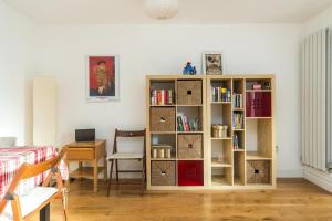 a room with a book shelf filled with books at Super 1BD Garden Flat Islington London in London