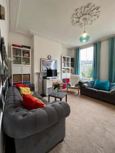 a living room with a couch and a tv at Beautiful 3BD Flat in Archway London in London