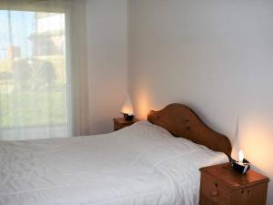 - une chambre avec un lit blanc et 2 tables de nuit avec des lampes dans l'établissement Appartement Trégastel, 2 pièces, 4 personnes - FR-1-368-127, à Trégastel