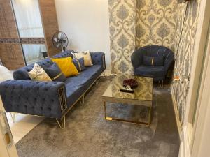 sala de estar con sofá azul y mesa en L'élégance de JJM, en Esenyurt