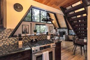Twin Peaks的住宿－Our Place: A-Frame，一间带炉灶和大窗户的厨房