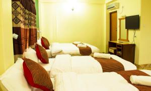 Łóżko lub łóżka w pokoju w obiekcie Hotel Adam