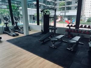 ein Fitnessstudio mit Laufbändern und Trainingsgeräten in einem Gebäude in der Unterkunft Maxim 2 bedrooms MRT station Cheras Kuala Lumpur HomeStay in Kuala Lumpur