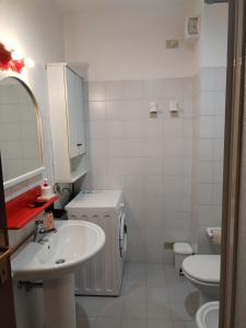 A bathroom at IL VICOLO_Carinissimo appartamento in centro storico, zona giorno mansardata