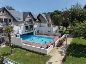 Бассейн в Résidence Vacances Bleues Les Jardins d'Arvor или поблизости