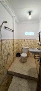 La salle de bains est pourvue de toilettes et d'un lavabo. dans l'établissement Khmer House Guesthouse, à Kep