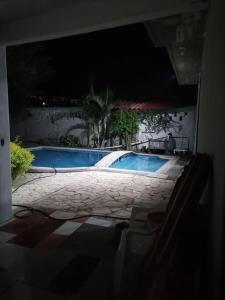 Lugar encantador con alberca في شيابا دي كورسو: اطلالة ليلية على المسبح ليلا