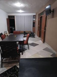 Lugar encantador con alberca في شيابا دي كورسو: غرفة معيشة مع طاولة وكراسي خشبية