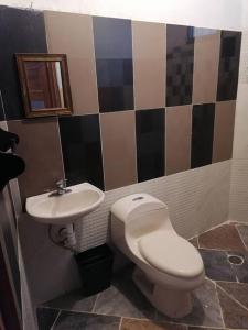 Lugar encantador con alberca في شيابا دي كورسو: حمام مع مرحاض ومغسلة