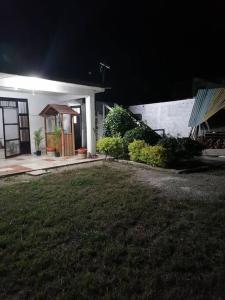a house lit up at night with a yard at Lugar encantador con alberca in Chiapa de Corzo