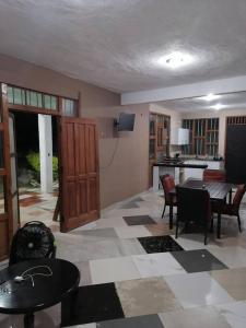 a living room with a table and a kitchen at Lugar encantador con alberca in Chiapa de Corzo