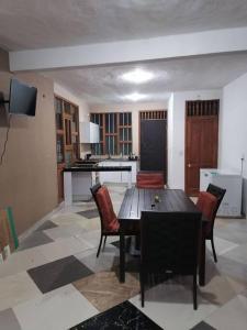 Lugar encantador con alberca في شيابا دي كورسو: غرفة معيشة مع طاولة وكراسي خشبية