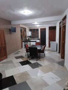Lugar encantador con alberca في شيابا دي كورسو: غرفة معيشة مع طاولة وكراسي ومطبخ