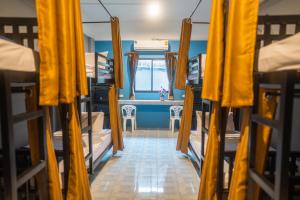 K-Bunk AoNang Center客房内的一张或多张床位