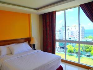 The Grand View في مدينة ماليه: غرفة نوم بسرير ونافذة كبيرة