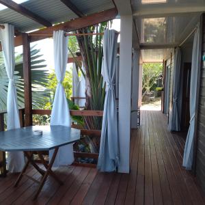 Un balcón o terraza en Lebulbul Saintpaul maison d'hotes avec Vue mer imprenable piscine et jacuzzi privés
