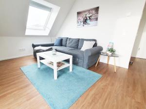 a living room with a couch and a table at Ferienwohnung Beste - für eine entspannte Auszeit in Bad Oldesloe