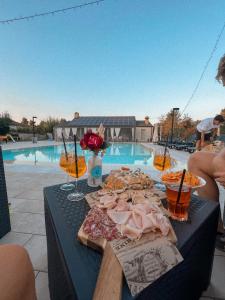Bazén v ubytovaní Agriturismo Corte Casello alebo v jeho blízkosti