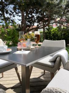 stół z dwoma kieliszkami wina na patio w obiekcie penzion rustico s.r.o. w mieście Bučovice