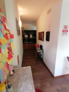 un couloir avec une table et un mur orné de peintures dans l'établissement SelfMatic, à Orio al Serio