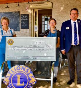 een groep van drie personen met een grote cheque bij Ô MARRONNIER de NADAILLAC in Nadaillac