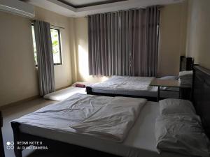 Giường trong phòng chung tại Bohol Sweet Home