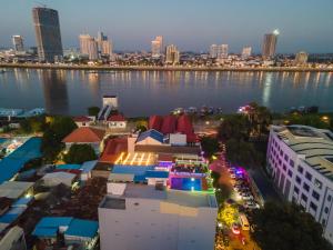 金边Pooltop Phnom Penh的有河流和建筑物的城市景观