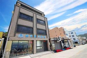 un edificio sul lato di una strada cittadina di Smile Ocean Homestay a Green Island