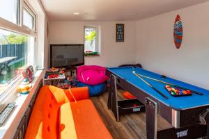 ein Wohnzimmer mit einem Billardtisch in der Unterkunft Wavecrest Retreat , Hot Tub & Garden, Sleeps 8 in Flamborough