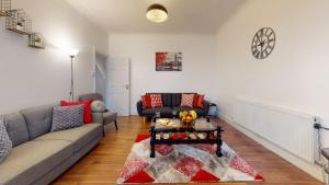Gambar di galeri bagi JDB Romford 5-Bedroom House with parking di Goodmayes